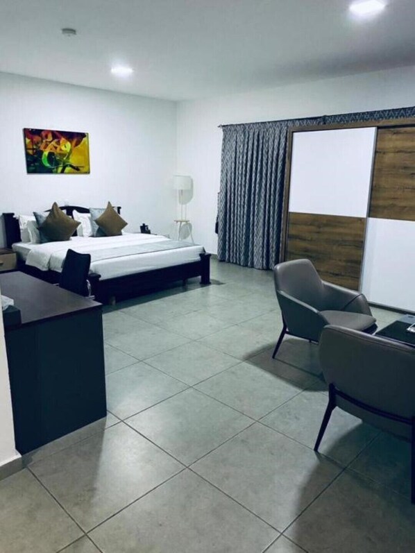 1 bedroom, desk, WiFi, bed sheets