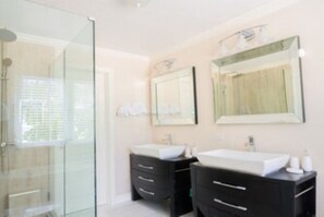 Shower, jetted bath, hair dryer, towels