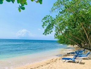Chaise longue, serviettes de plage