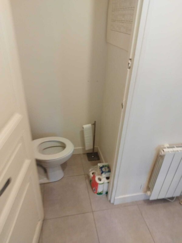 タオル、トイレットペーパー