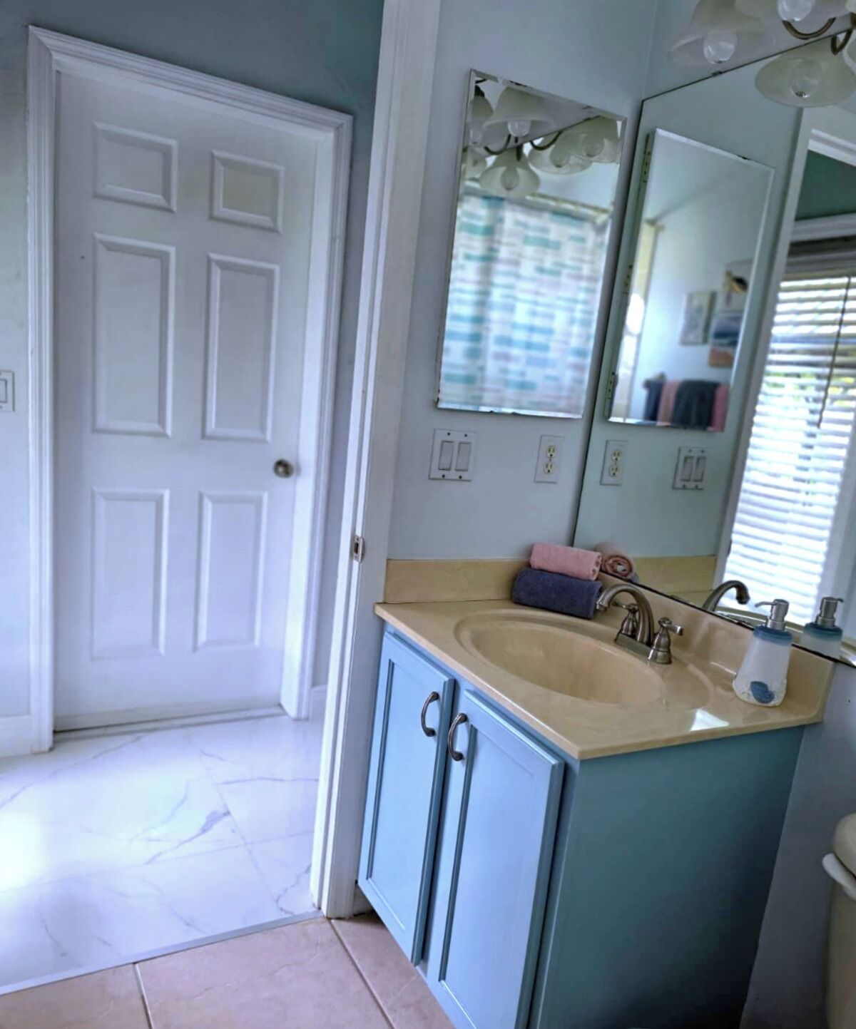 Secadora de cabello, toallas, jabón, shampoo 