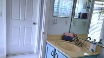 Secadora de cabello, toallas, jabón, shampoo