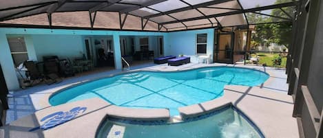 Una piscina al aire libre