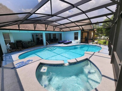 Private Spacious Room in Home, with Pool-The Oasis Room