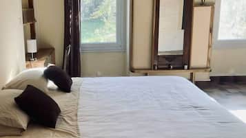 3 dormitorios, escritorio, tabla de planchar con plancha y cuna de viaje