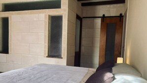 3 quartos, escrivaninha, ferros/tábuas de passar roupa, berço de viagem