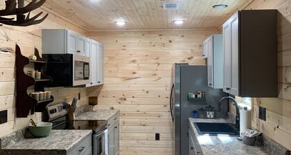 Cozy cabin in the woods. Close to boat ramp. Shared 5 bay boat storage