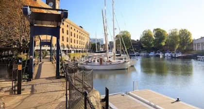 Dana, Historic Dutch Barge in idyllic location , Central London