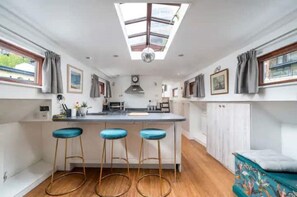 Kylskåp, mikrovågsugn, ugn och spishäll