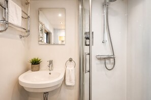Shower, hair dryer, towels, toilet paper - Historic Dutch Barge | Private Sun Deck | St Katharine Docks, Tower Bridge (London)