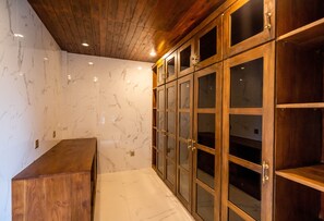 Suite Room with Hills View | Wardrobe