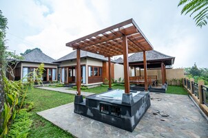 Two Bedrooms Villa with Private Jacuzzi | 办公桌、隔音、免费 WiFi、床单