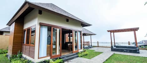 Suite Room with Hills View | Desk, soundproofing, free WiFi, bed sheets