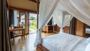 Een slaapkamer met een groot bed, houten meubels en uitzicht op de omgeving.