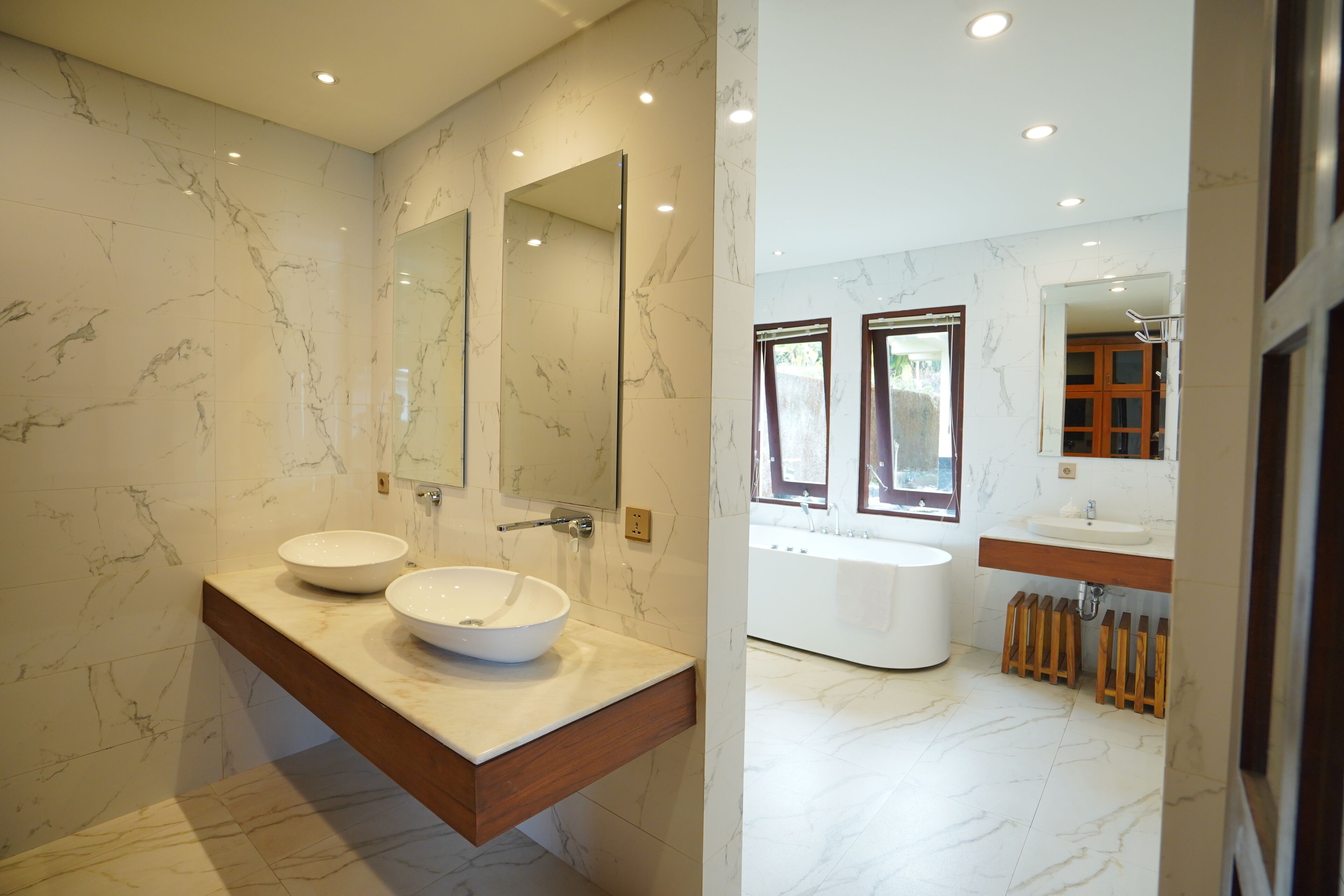 Executive Room with Pool View | Bad | Separat badekar og dusj, badekåper, tøfler og bidé