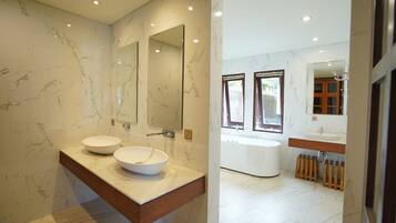 Executive Room with Pool View | Bad | Separat badekar og dusj, badekåper, tøfler og bidé