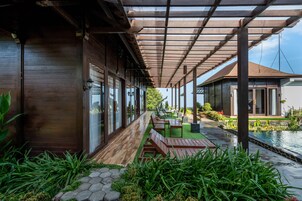 Suite Room With Pool View | 露台