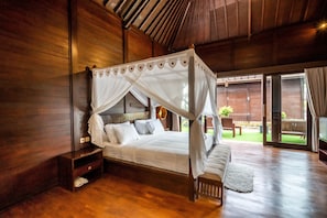 Suite Room With Pool View | Garden view