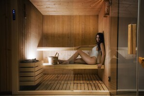 Salas de tratamiento para parejas, sauna y tina de hidromasaje 