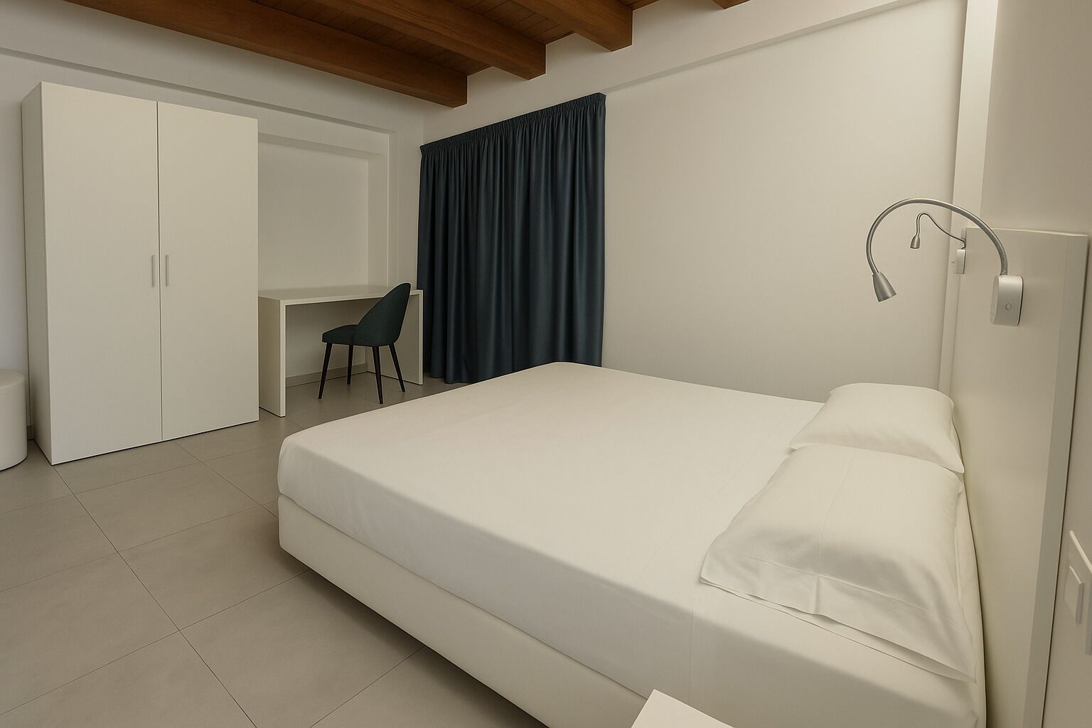 Een slaapkamer met een bed, een bureau en een stoel.