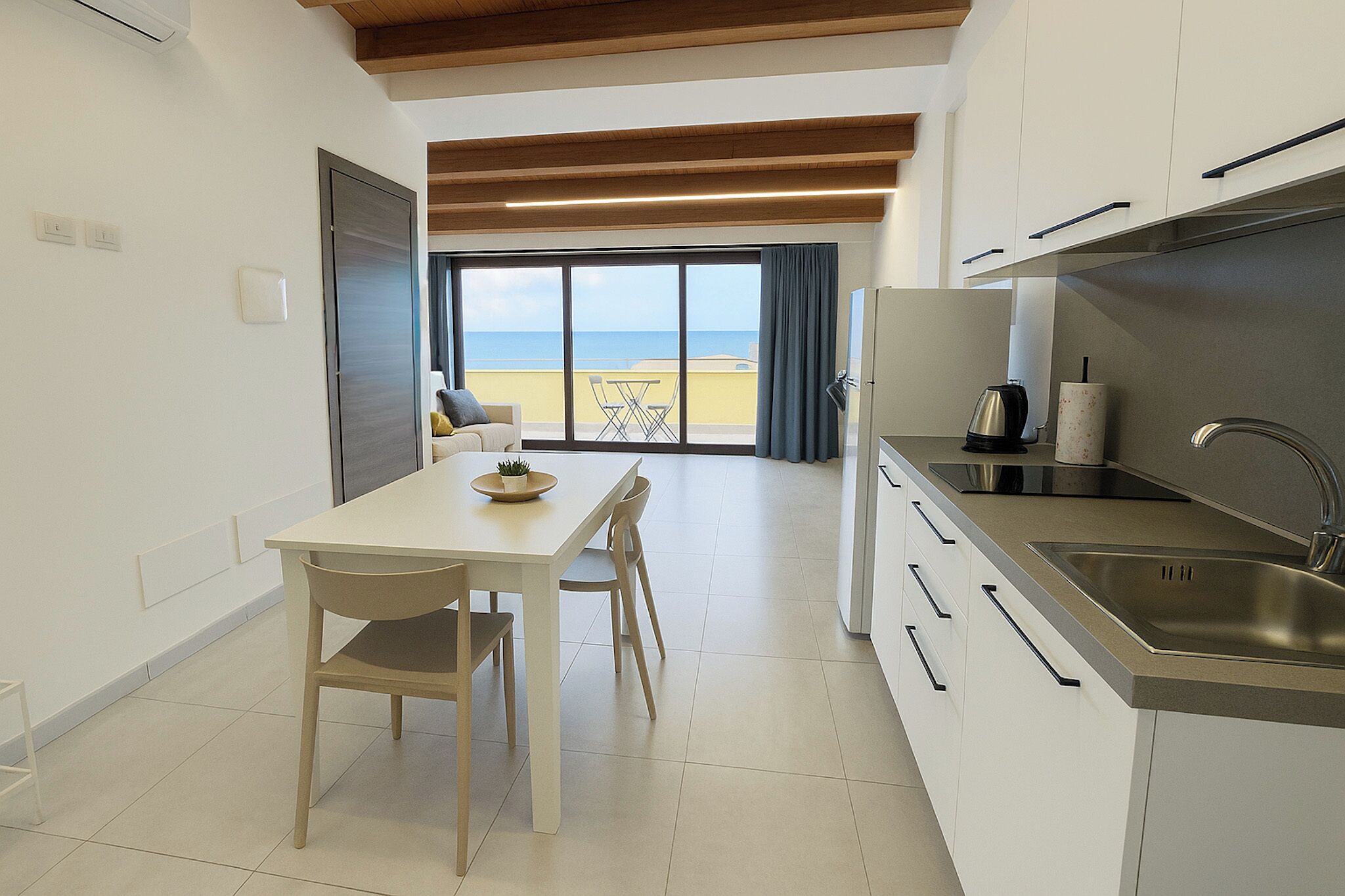 Standard-Apartment, Meerblick | Wohnbereich | 32-Zoll-Flachbildfernseher mit Satellitenempfang