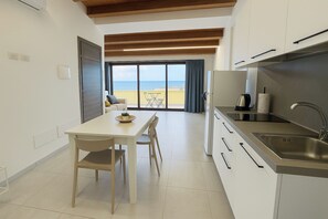 Standard-Apartment, Meerblick | Wohnbereich | 32-Zoll-Flachbildfernseher mit Satellitenempfang