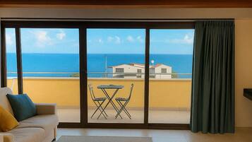 Departamento estándar, vista al mar | Área de sala de estar | Televisión de pantalla plana de 32 pulgadas con canales vía satélite