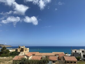 Eine Küstenstadt mit traditioneller Bebauung und freiem Blick auf das Meer.