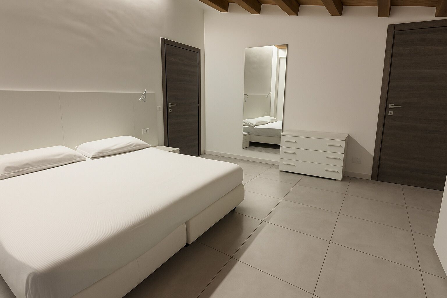 Ein modernes Schlafzimmer mit einem großen Bett, einer Kommode und zwei Kleiderschränken.