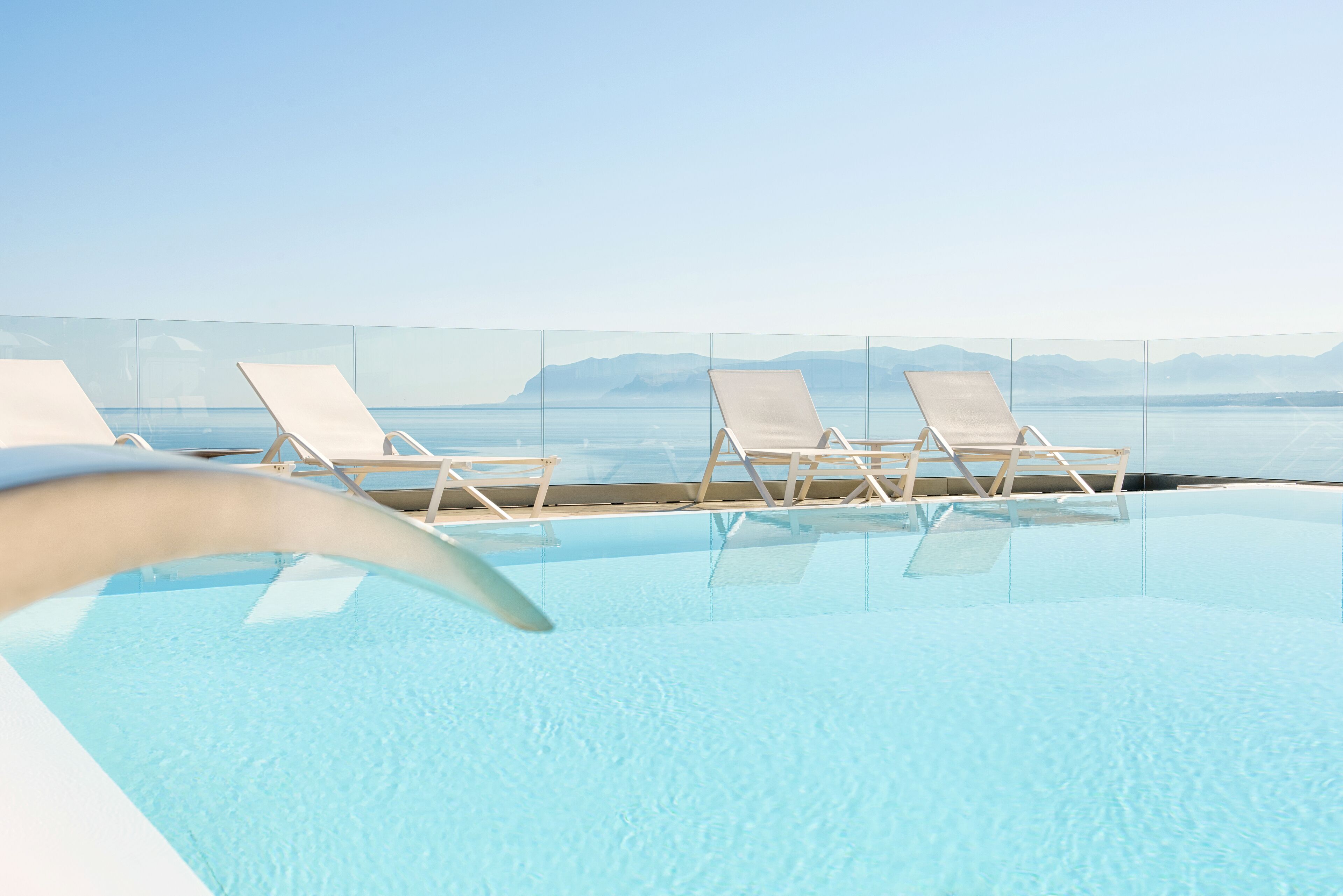 Kolam renang outdoor musiman, dengan payung kolam renang