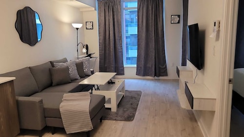 Executive rental walk to CN tower aquarium  food entertainment next THE WELL