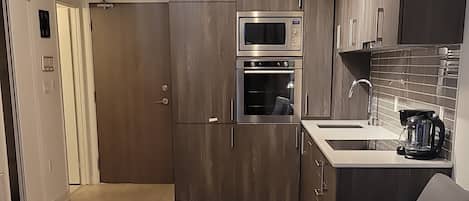 Réfrigérateur, four à micro-ondes, un four, surface de cuisson