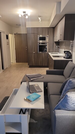 Kylskåp, mikrovågsugn, ugn och spishäll