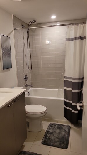 Hårtork, handdukar, tvål och schampo