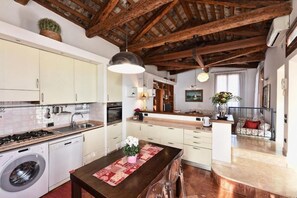 ثلاجة، فرن، غسالة أطباق، غلّاية كهربائية