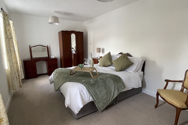 3 habitaciones, tabla de planchar con plancha y cuna de viaje