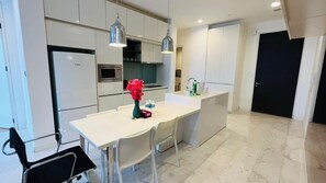 Flatskjerm-TV og peis