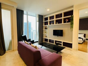 Appartement Deluxe | Coin séjour | Télévision à écran plat, cheminée