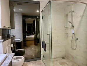 Luxury-Studiosuite | Badezimmer | Haartrockner, Hausschuhe, Handtücher, Toilettenpapier