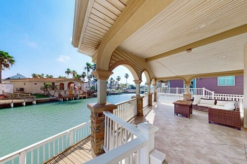Single-level waterfront retreat with a furnished patio, AC, & washer/dryer