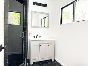 Deluxe Room | Bathroom shower