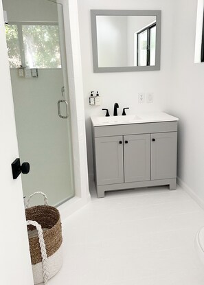 Luxe kamer | Badkamer | Een regendouche, gratis toiletartikelen, een haardroger, badjassen