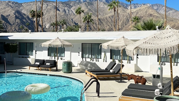 A pool area with lounge chairs, umbrellas, and a mountain backdrop. - Jazz Hotel Palm Springs (Palm Springs)