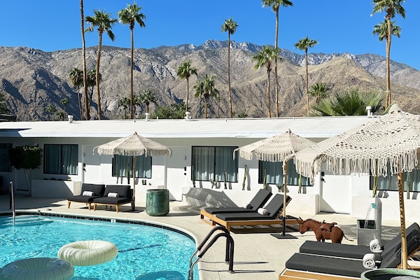 Una piscina al aire libre (de 08:00 a 21:00), sombrillas, tumbonas