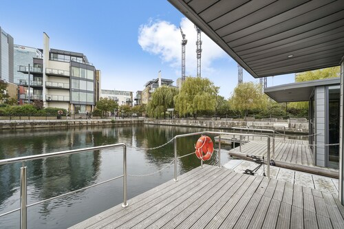 Lovely Water Lodge in London - Sleeps 6