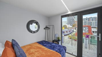 2 bedrooms, iron/ironing board, internet, bed sheets