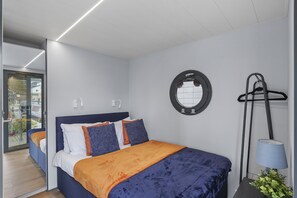 2 bedrooms, iron/ironing board, internet, bed sheets