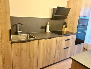 Een koelkast, een magnetron, een oven, een vaatwasser