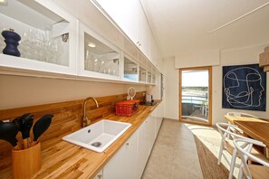 Kühlschrank, Mikrowelle, Ofen, Geschirrspüler