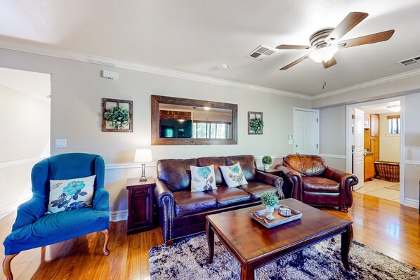 Téléviseur, foyer, table de baby-foot